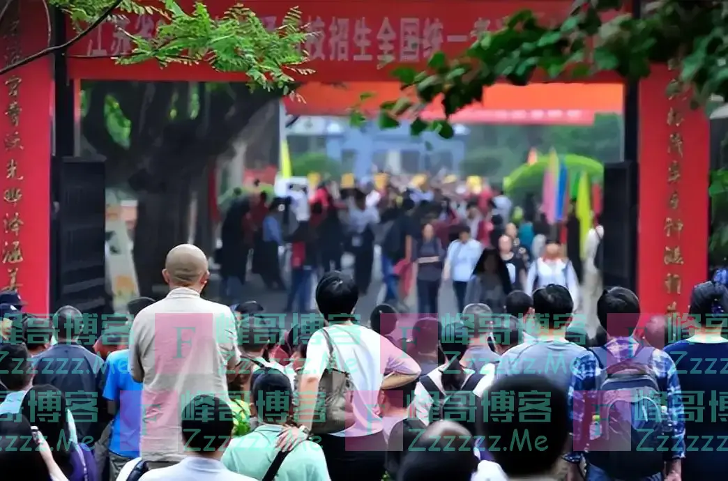 提前15分钟交卷,公然嘲讽高考题目太垃圾的林欢,最终考了多少分