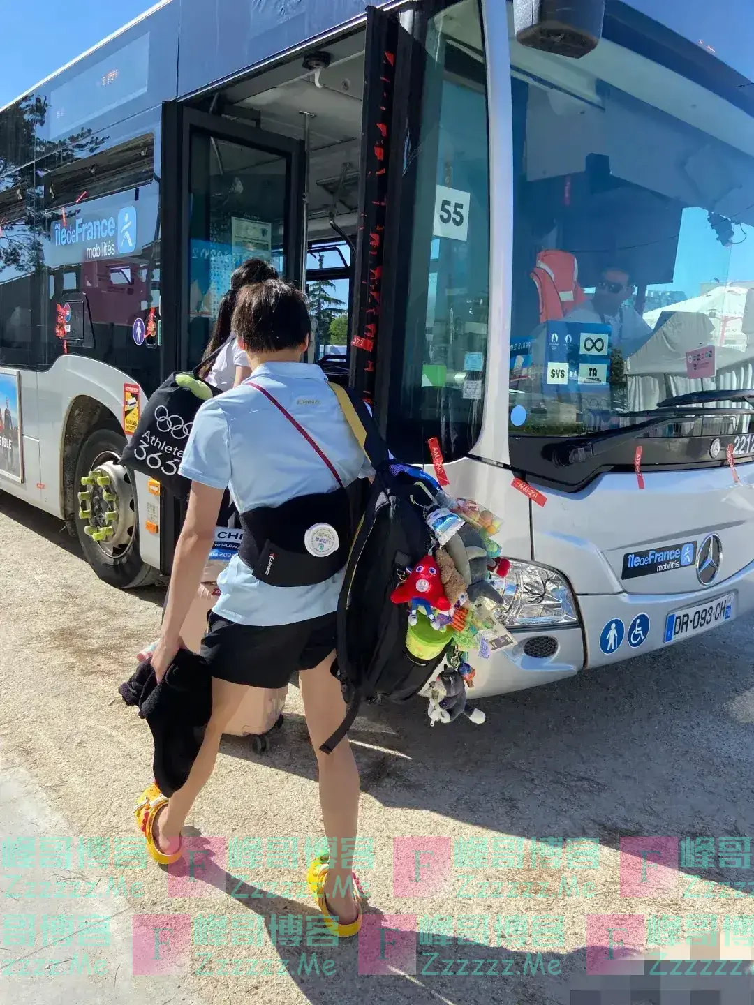 笑疯了!全红婵的家当!就算世界冠军陈若琳,也要背徒弟的娃娃!