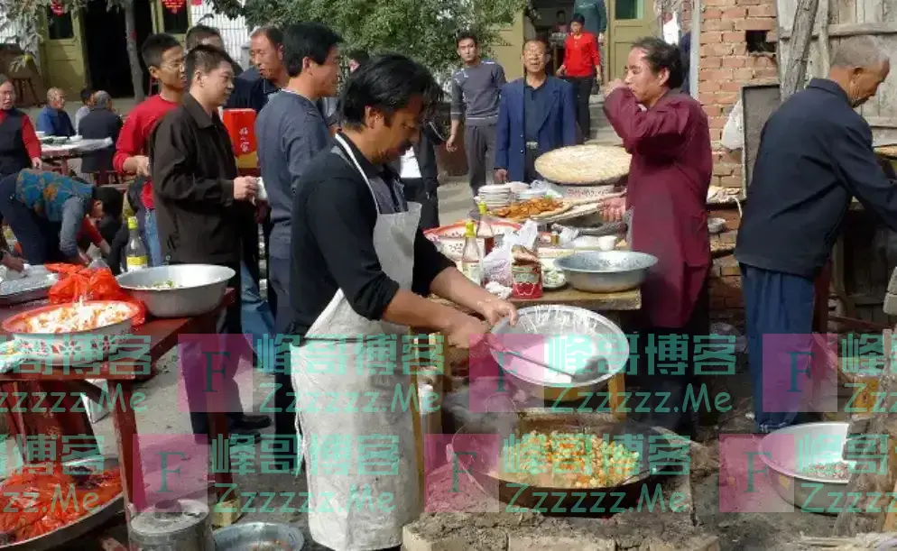 儿子考上清华，父亲宴请30桌，一村民看着通知书大笑：有错别字