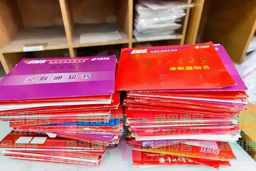 儿子考上清华,父亲宴请30桌,一村民看着通知书大笑:有错别字