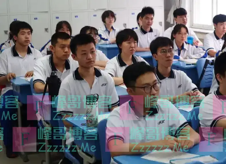 儿子考上清华,父亲宴请30桌,一村民看着通知书大笑:有错别字