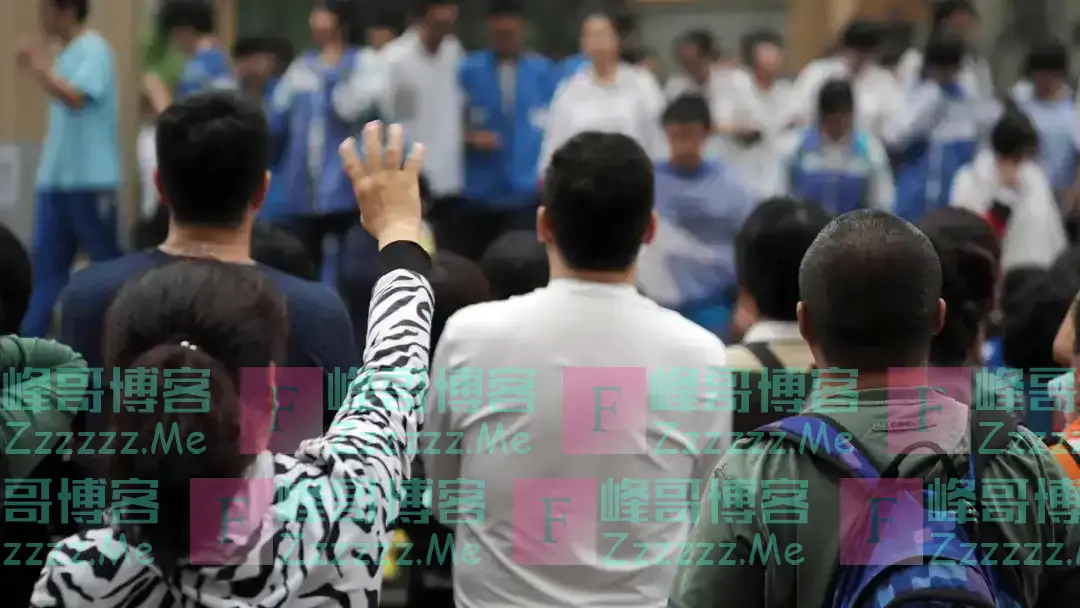 儿子考上清华,父亲宴请30桌,一村民看着通知书大笑:有错别字