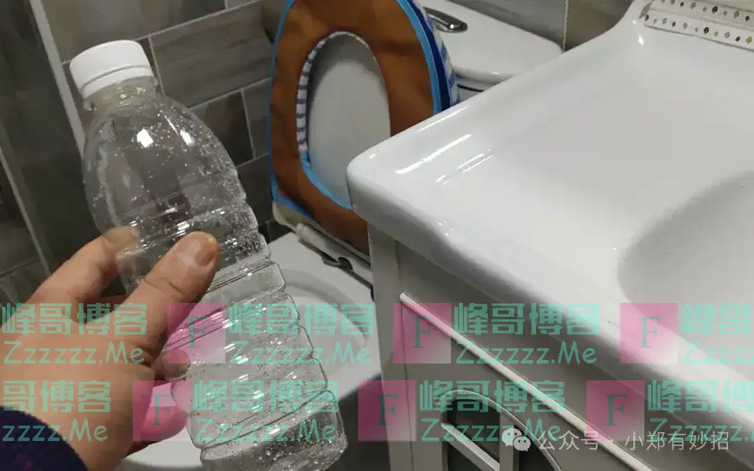 冰箱结冰不用铲,只需要一个塑料瓶,冰块自动脱落,效果太神了