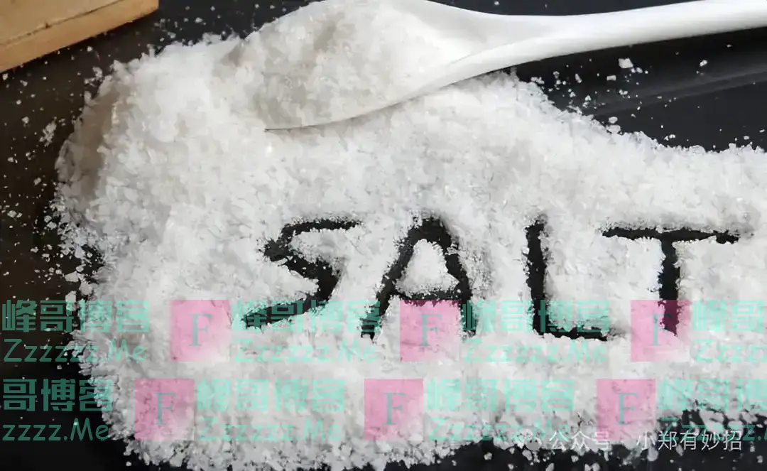 冰箱结冰不用铲,只需要一个塑料瓶,冰块自动脱落,效果太神了