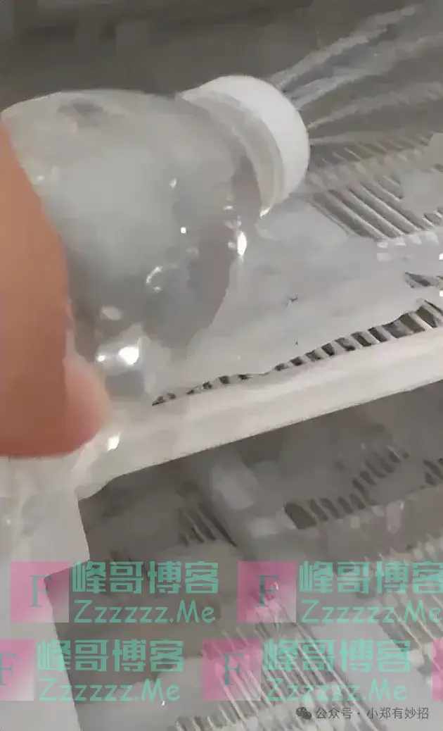 冰箱结冰不用铲,只需要一个塑料瓶,冰块自动脱落,效果太神了