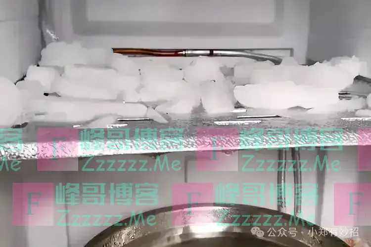 冰箱结冰不用铲，只需要一个塑料瓶，冰块自动脱落，效果太神了