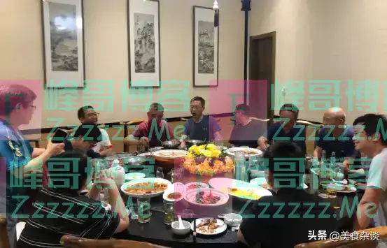 河南一人请客,40位战友应邀赴宴,吃海鲜喝茅台,结账时集体震惊