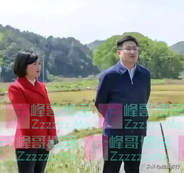 李佩霞很会穿搭,下乡下田也要美美的,人群里一看就有气质