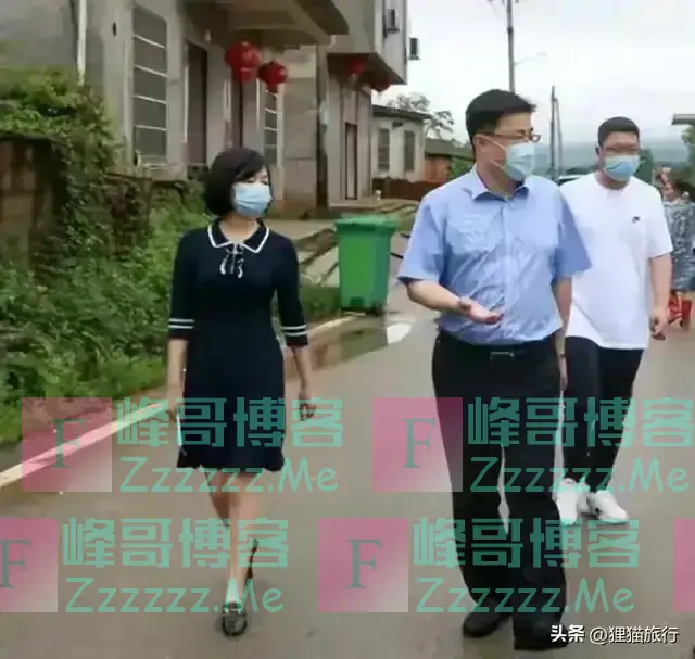 李佩霞很会穿搭，下乡下田也要美美的，人群里一看就有气质