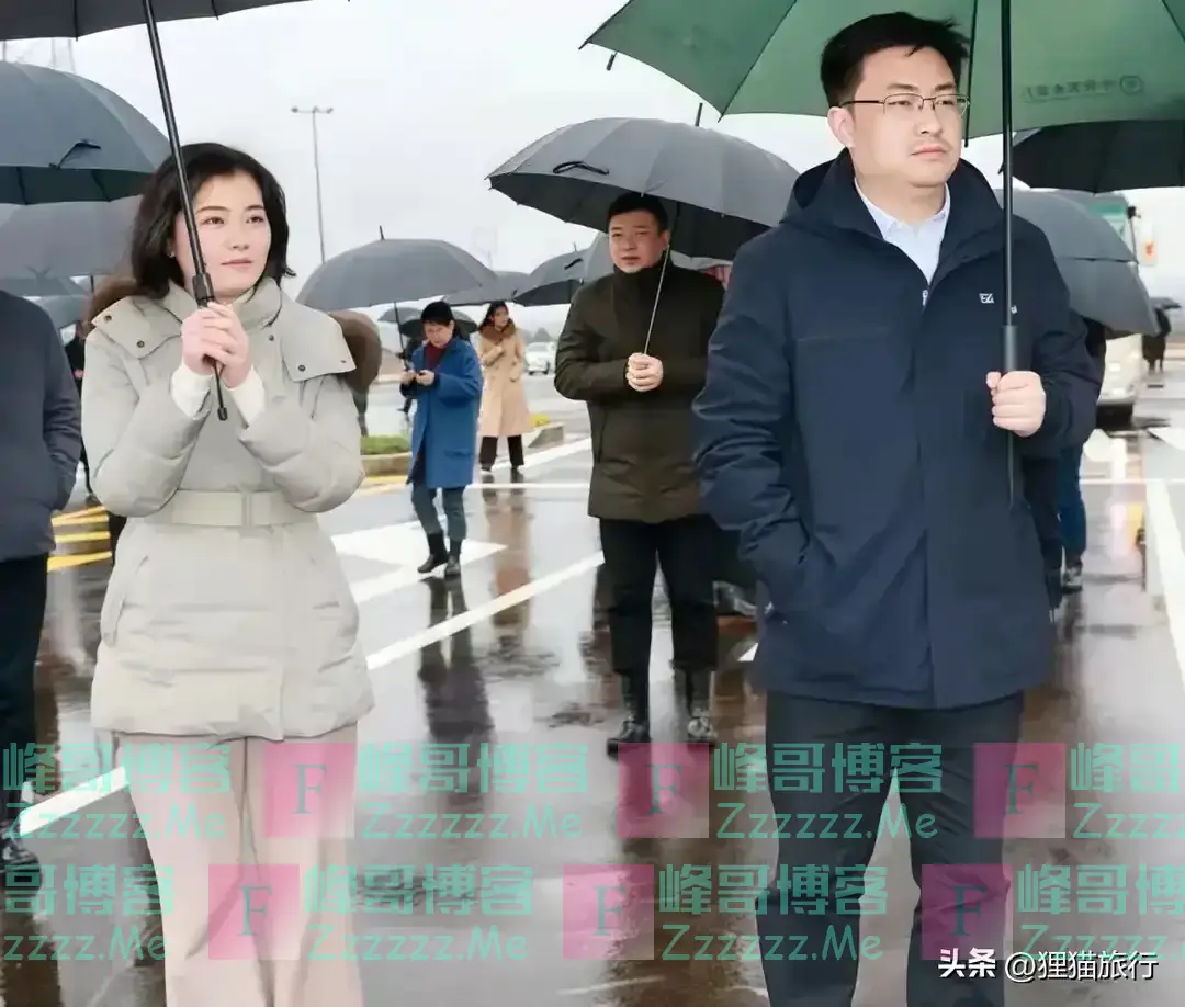 李佩霞很会穿搭,下乡下田也要美美的,人群里一看就有气质