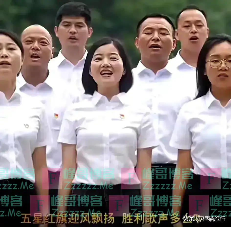 李佩霞很会穿搭,下乡下田也要美美的,人群里一看就有气质