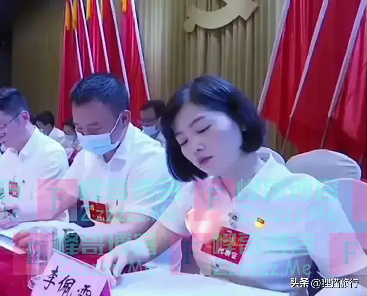 李佩霞很会穿搭,下乡下田也要美美的,人群里一看就有气质