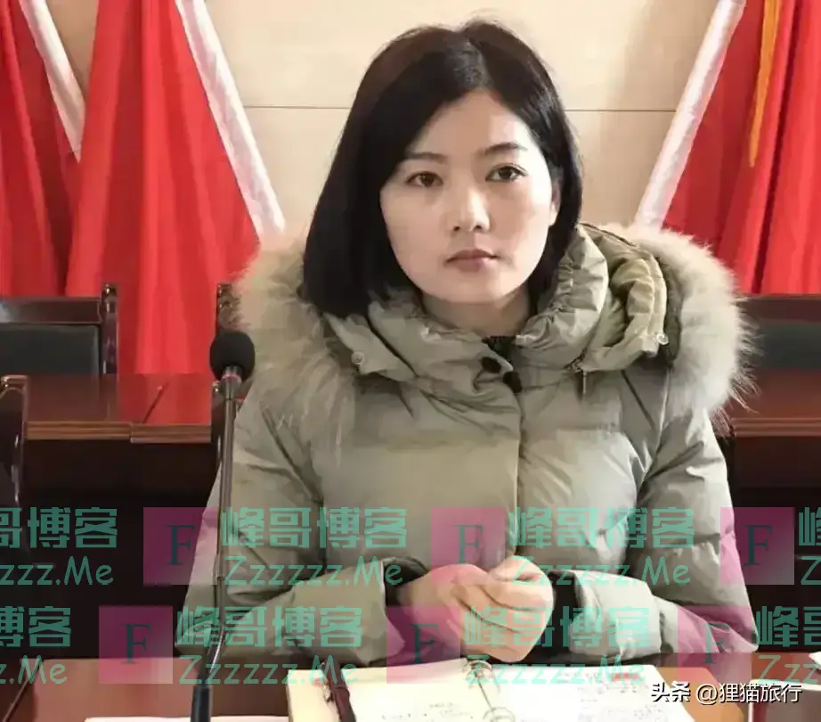 李佩霞很会穿搭，下乡下田也要美美的，人群里一看就有气质