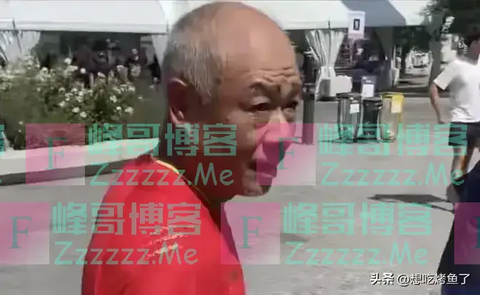 李宁成小老头？独自提包现身巴黎奥运，头发花白驼背惹心酸