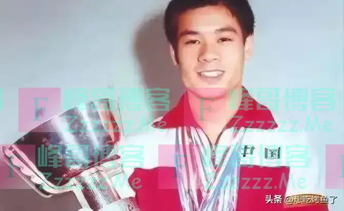 李宁成小老头?独自提包现身巴黎奥运,头发花白驼背惹心酸