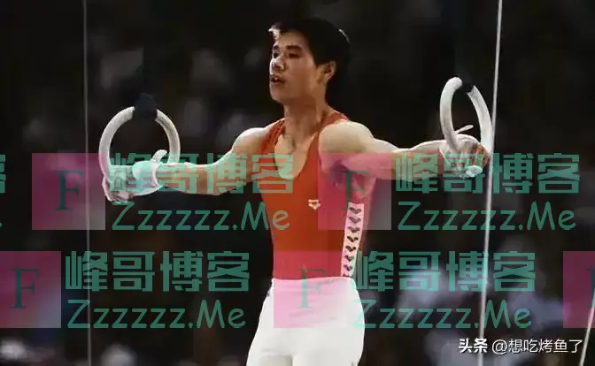 李宁成小老头?独自提包现身巴黎奥运,头发花白驼背惹心酸