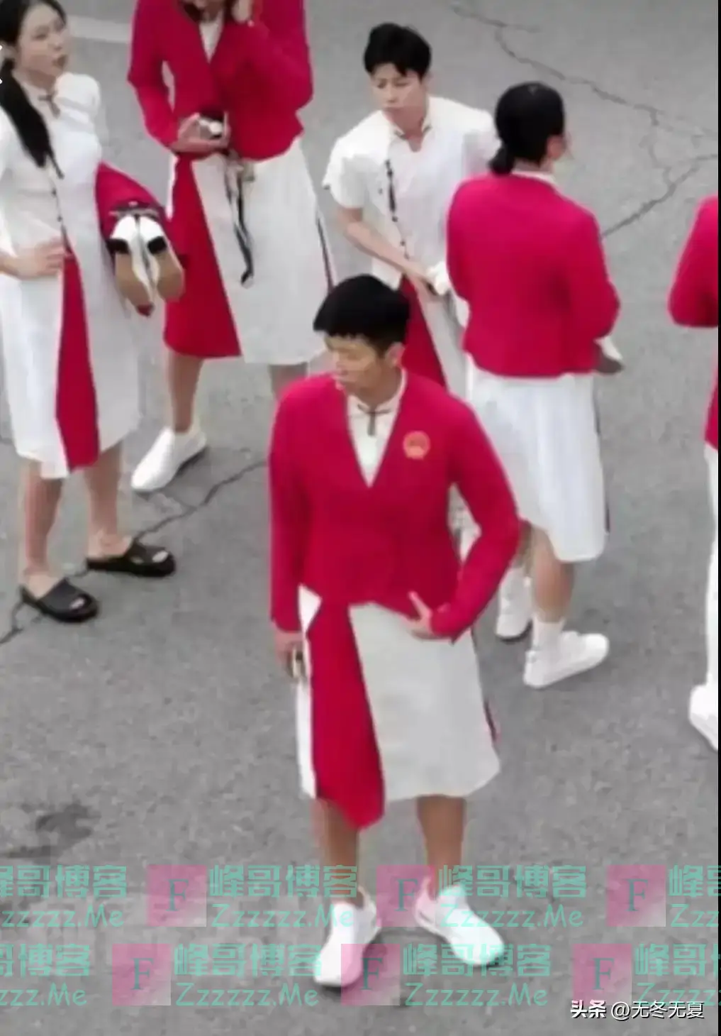 丑出天际!中国代表团表彰大会服装引热议:这裙子非穿不可吗?