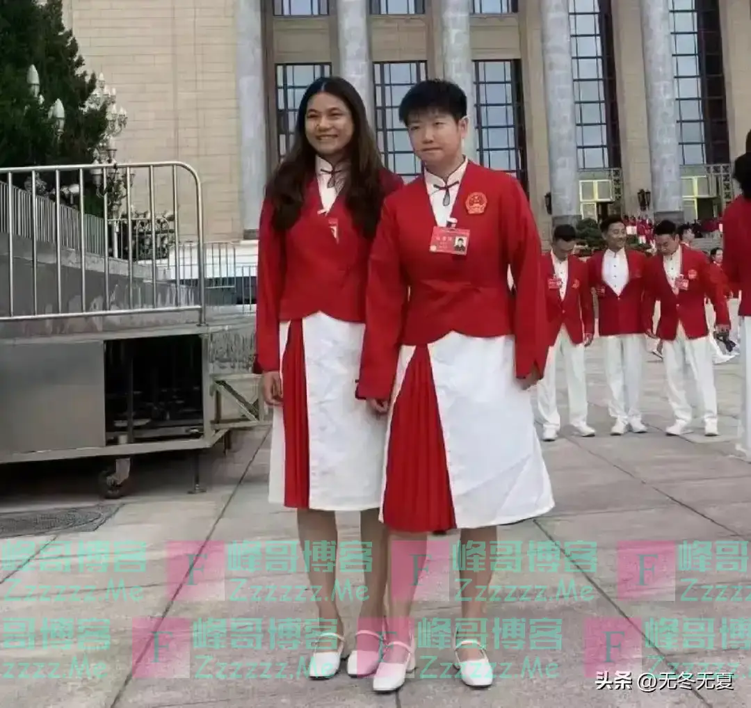 丑出天际!中国代表团表彰大会服装引热议:这裙子非穿不可吗?