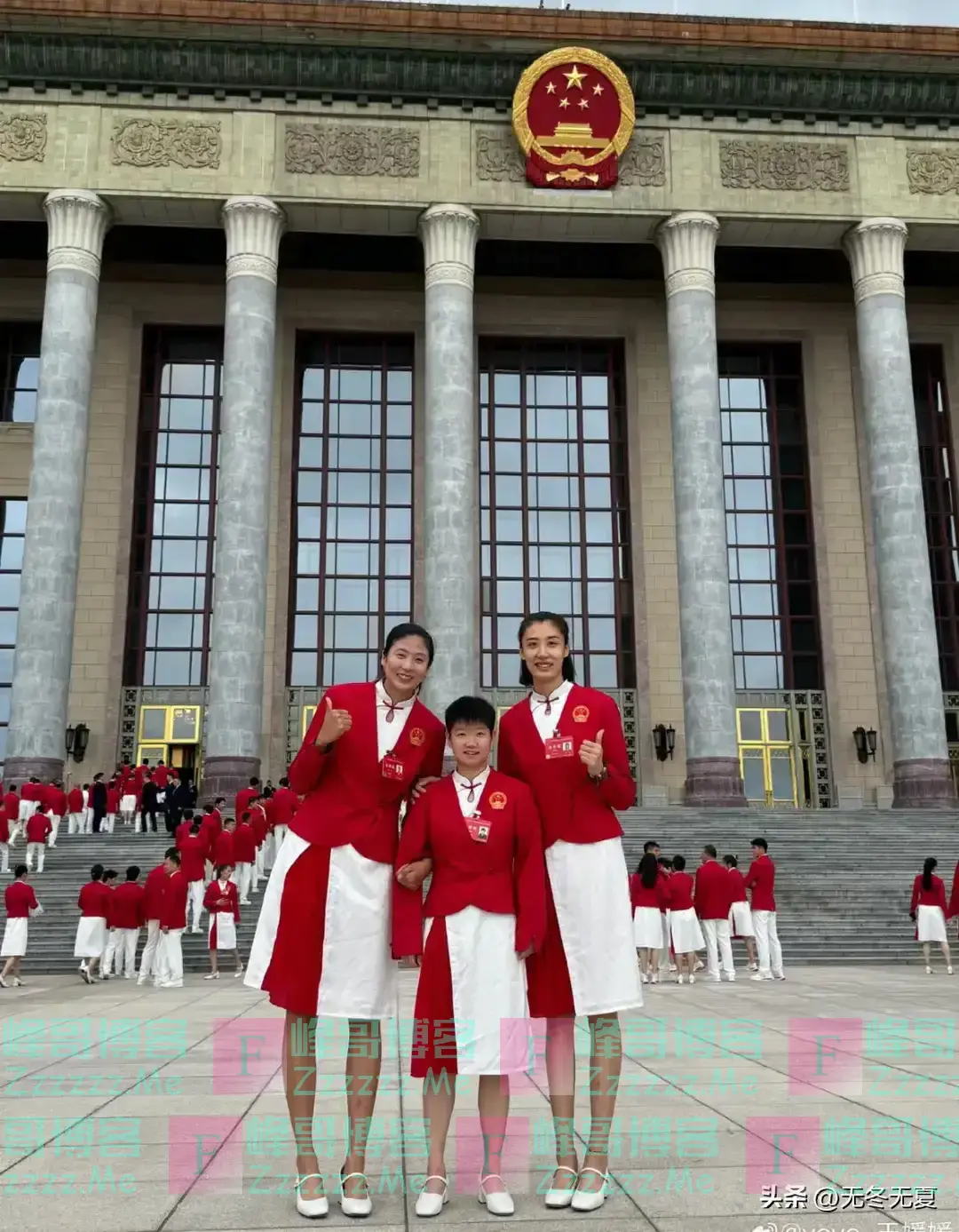 丑出天际!中国代表团表彰大会服装引热议:这裙子非穿不可吗?