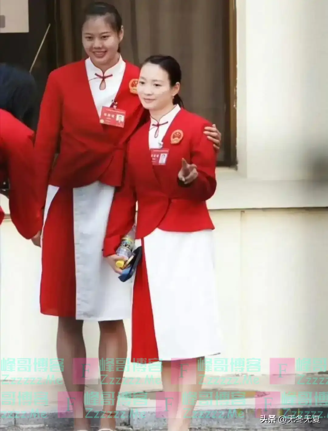 丑出天际!中国代表团表彰大会服装引热议:这裙子非穿不可吗?