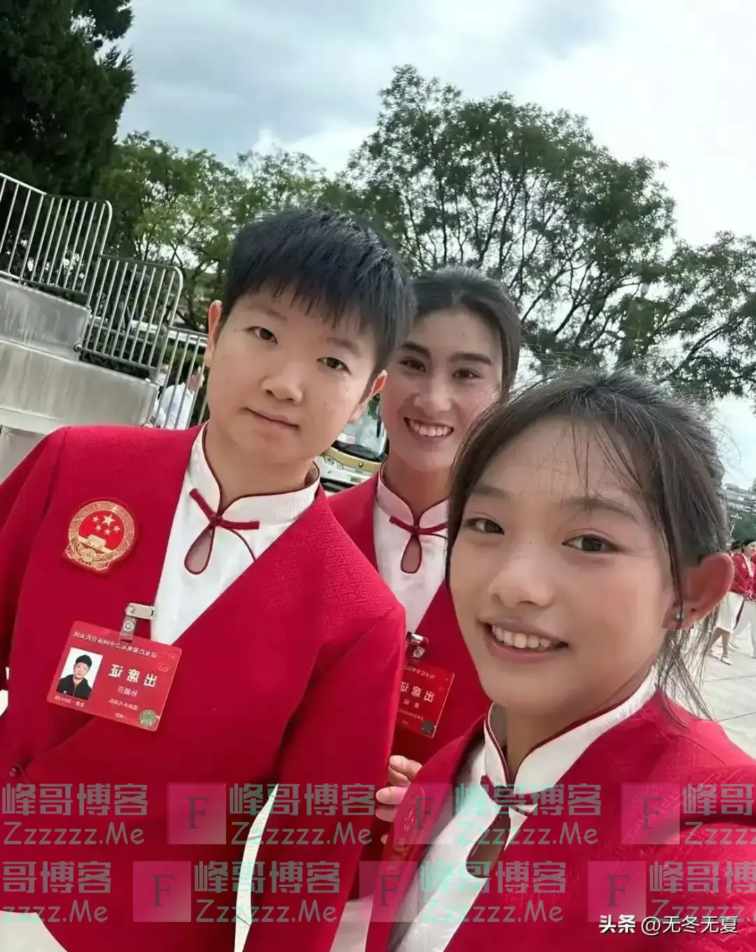 丑出天际!中国代表团表彰大会服装引热议:这裙子非穿不可吗?