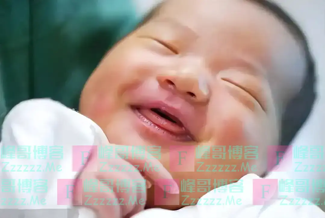 宝宝一出生就对妈妈笑,医生却反手一巴掌,奶奶得知后连连道谢