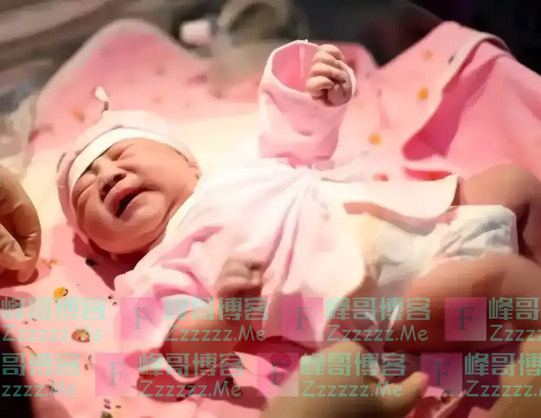 宝宝一出生就对妈妈笑,医生却反手一巴掌,奶奶得知后连连道谢
