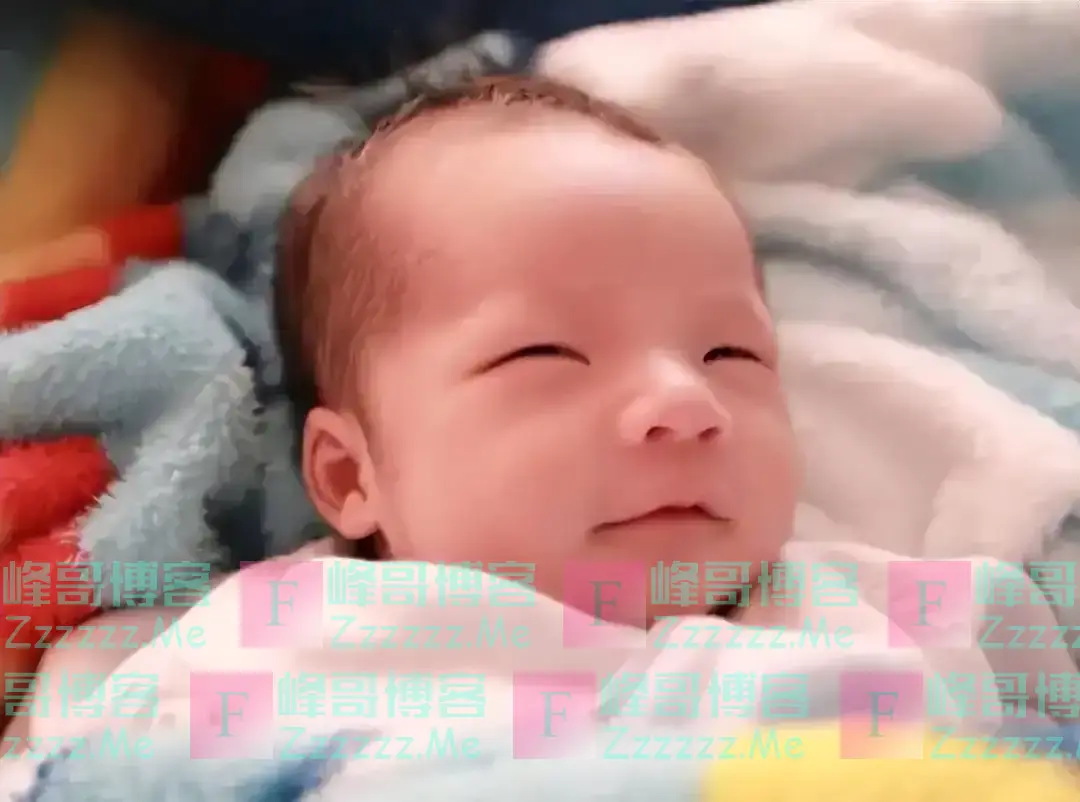 宝宝一出生就对妈妈笑,医生却反手一巴掌,奶奶得知后连连道谢