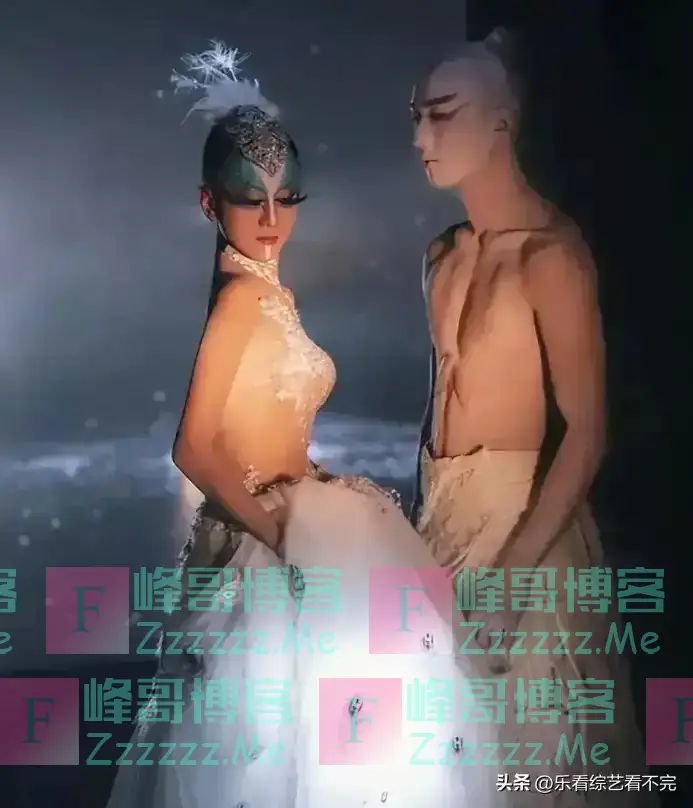 杨丽萍 “一丝不挂” 孔雀舞引争议,艺术创新还是尺度过大?