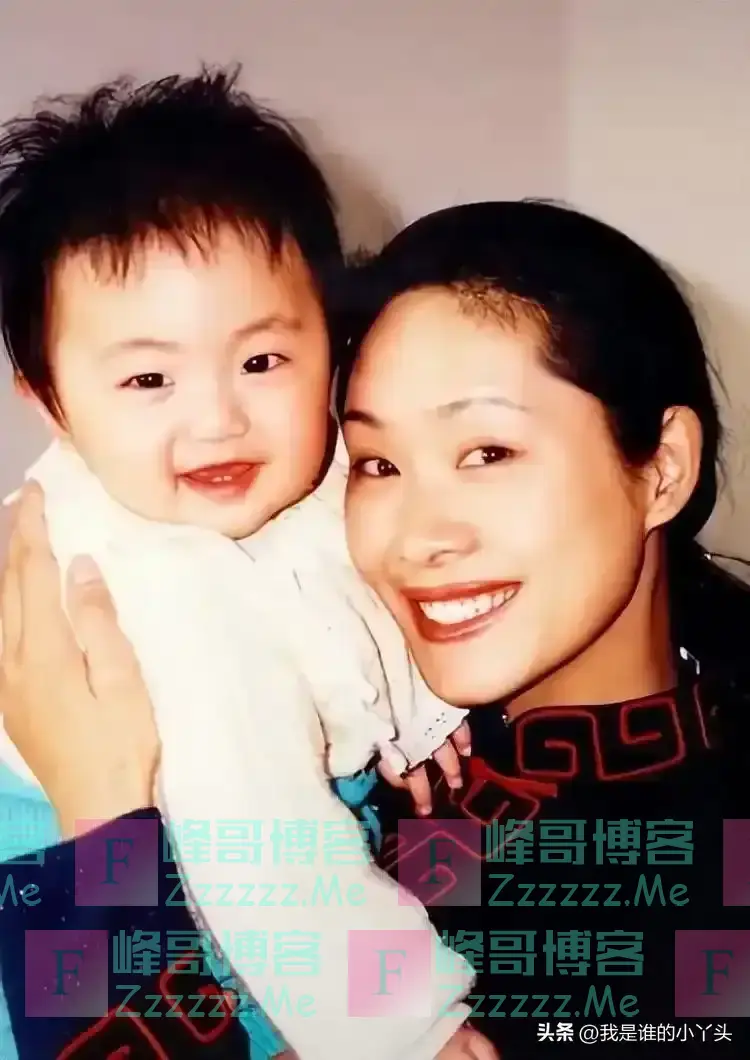 57岁于文华现状不惨,住农村简陋房裙子拖地喂土狗,曾遭前夫背叛