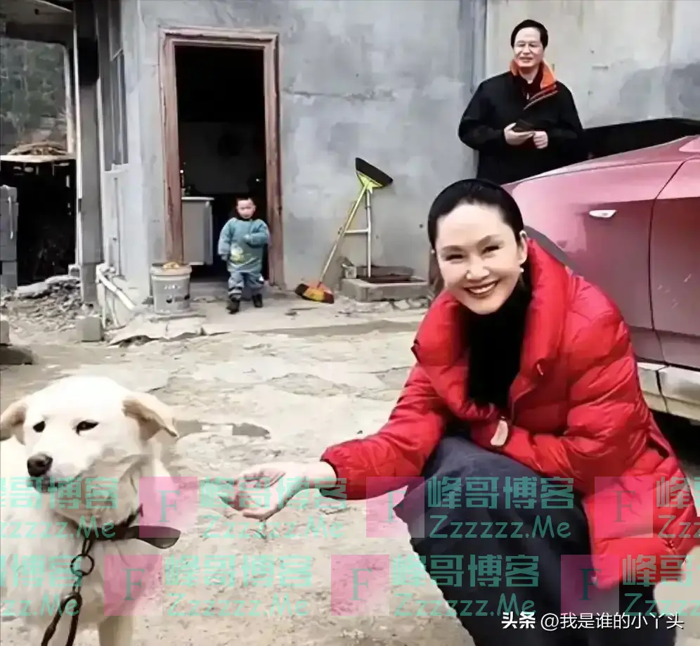 57岁于文华现状不惨,住农村简陋房裙子拖地喂土狗,曾遭前夫背叛