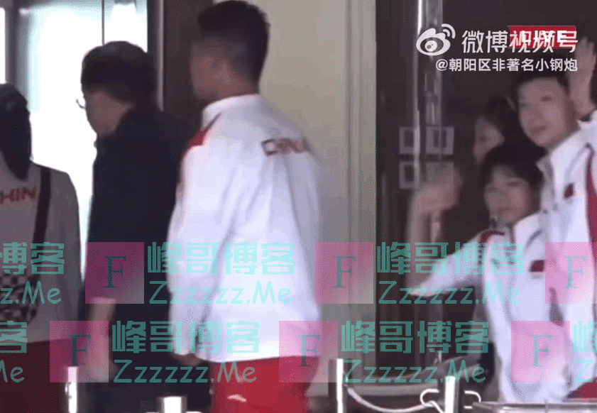 全红婵挽着马龙胳膊,一起买果茶,网友:马龙是负责专门哄小孩吗