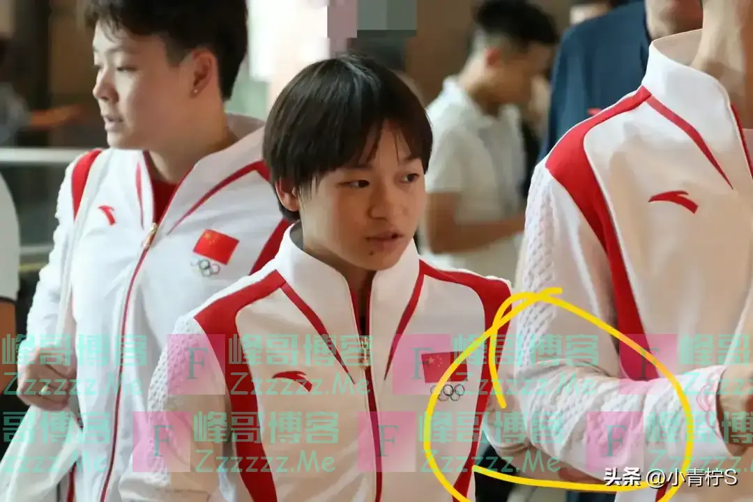全红婵挽着马龙胳膊,一起买果茶,网友:马龙是负责专门哄小孩吗