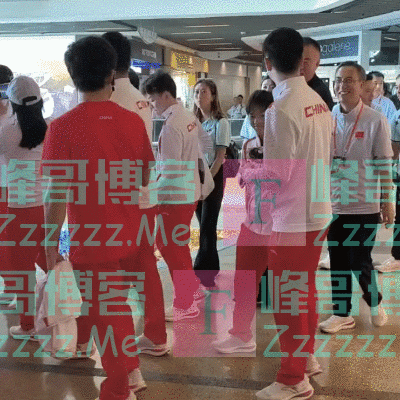 全红婵挽着马龙胳膊,一起买果茶,网友:马龙是负责专门哄小孩吗