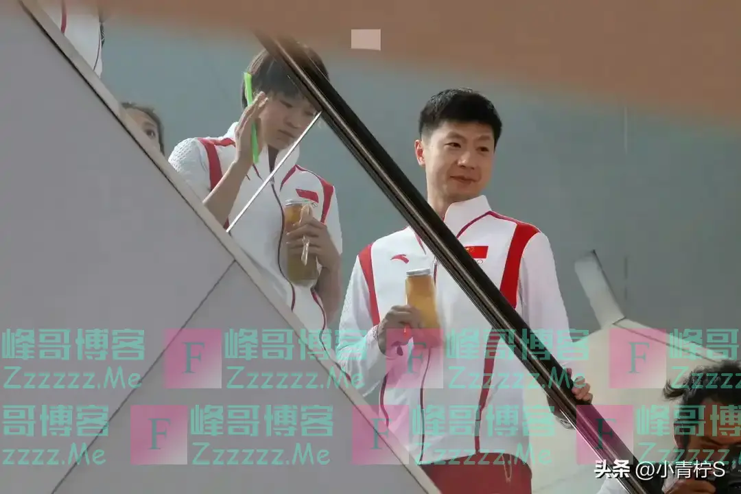 全红婵挽着马龙胳膊,一起买果茶,网友:马龙是负责专门哄小孩吗