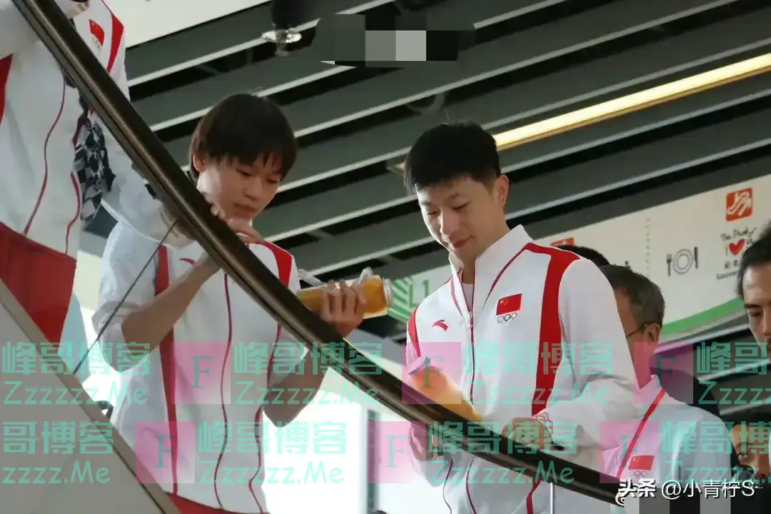 全红婵挽着马龙胳膊,一起买果茶,网友:马龙是负责专门哄小孩吗