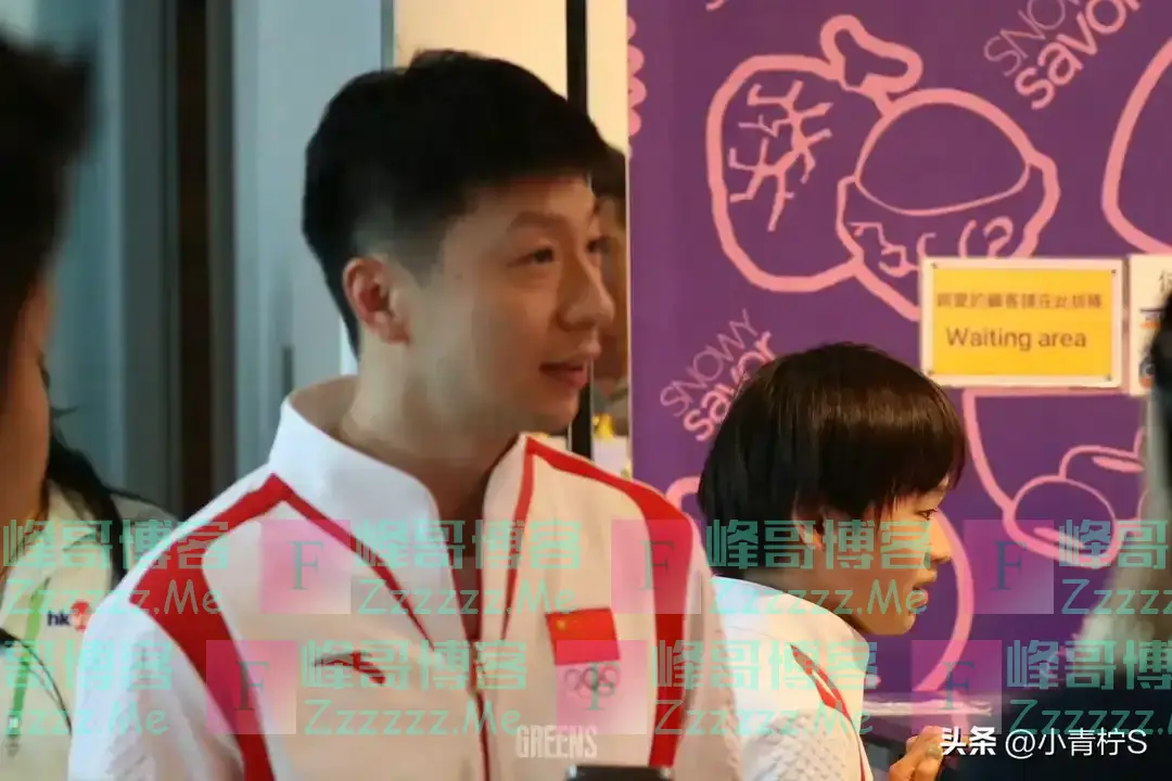 全红婵挽着马龙胳膊,一起买果茶,网友:马龙是负责专门哄小孩吗