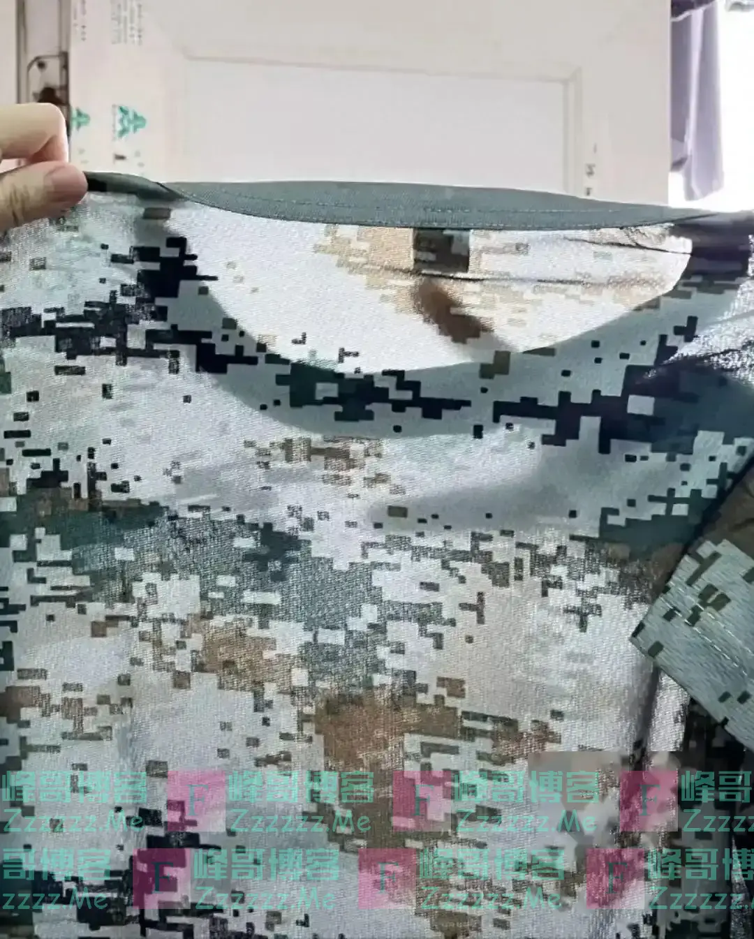 女同学在阳光下“一览无余”:学校半透明军训服走红,谁敢穿?