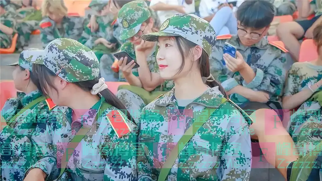 女同学在阳光下“一览无余”:学校半透明军训服走红,谁敢穿?