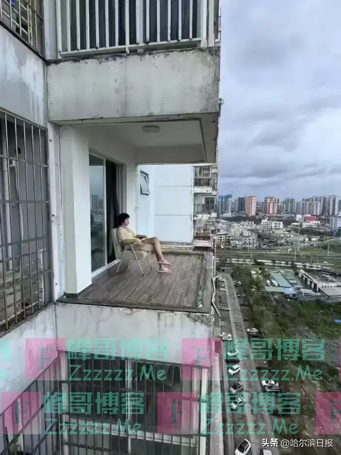 台风“摩羯”过后,女孩淡定观景