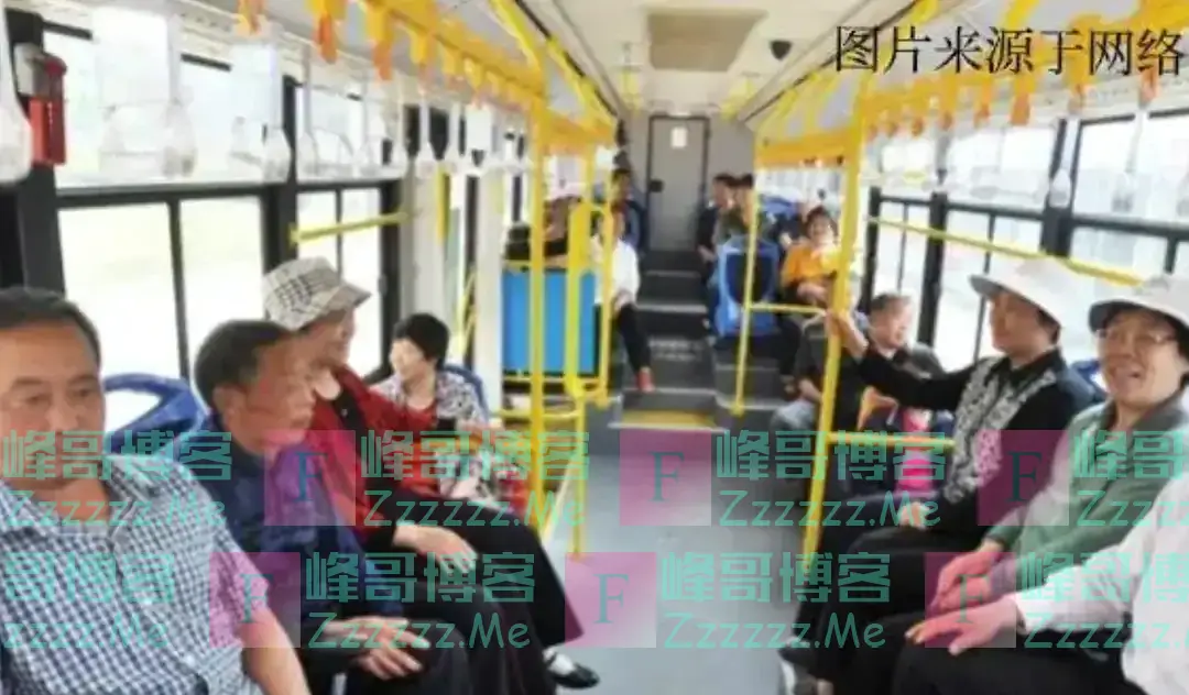 取消老年人免费乘车?专家提出新建议,年轻人:再也不用看眼色了