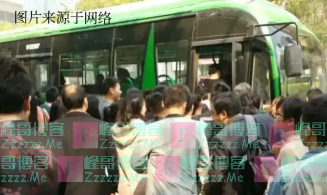 取消老年人免费乘车?专家提出新建议,年轻人:再也不用看眼色了