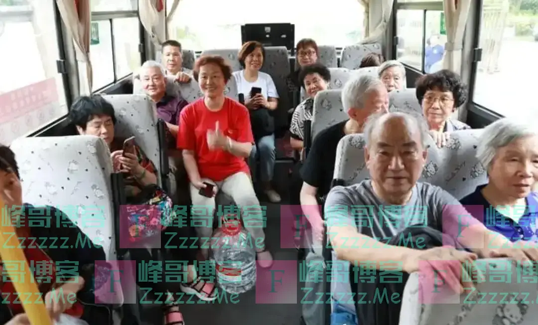 取消老年人免费乘车?专家提出新建议,年轻人:再也不用看眼色了