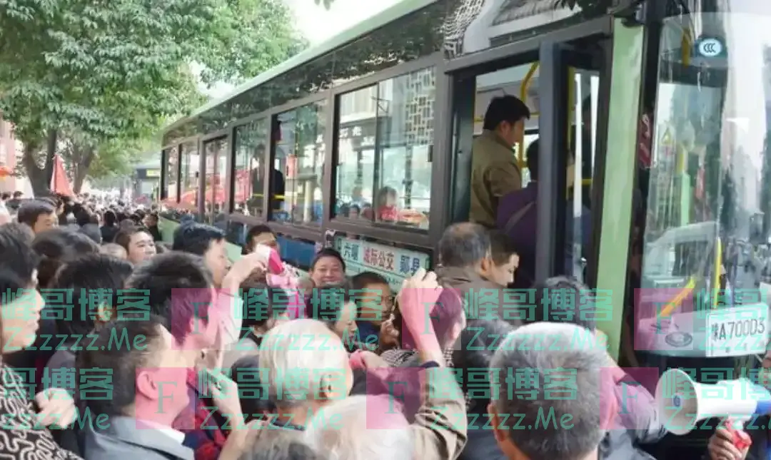 取消老年人免费乘车?专家提出新建议,年轻人:再也不用看眼色了