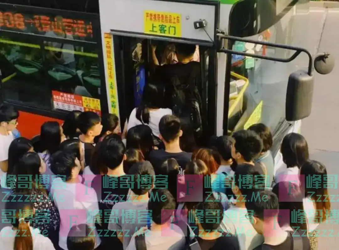 取消老年人免费乘车?专家提出新建议,年轻人:再也不用看眼色了