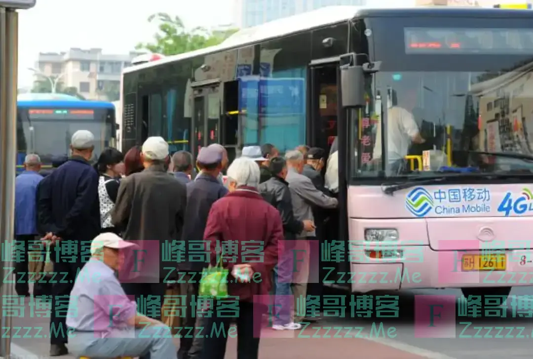 取消老年人免费乘车?专家提出新建议,年轻人:再也不用看眼色了