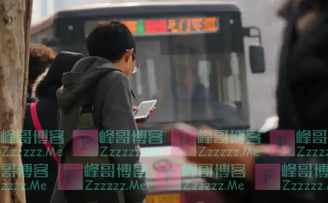 取消老年人免费乘车?专家提出新建议,年轻人:再也不用看眼色了