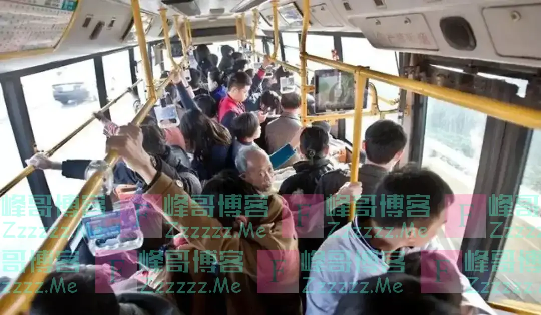 取消老年人免费乘车?专家提出新建议,年轻人:再也不用看眼色了