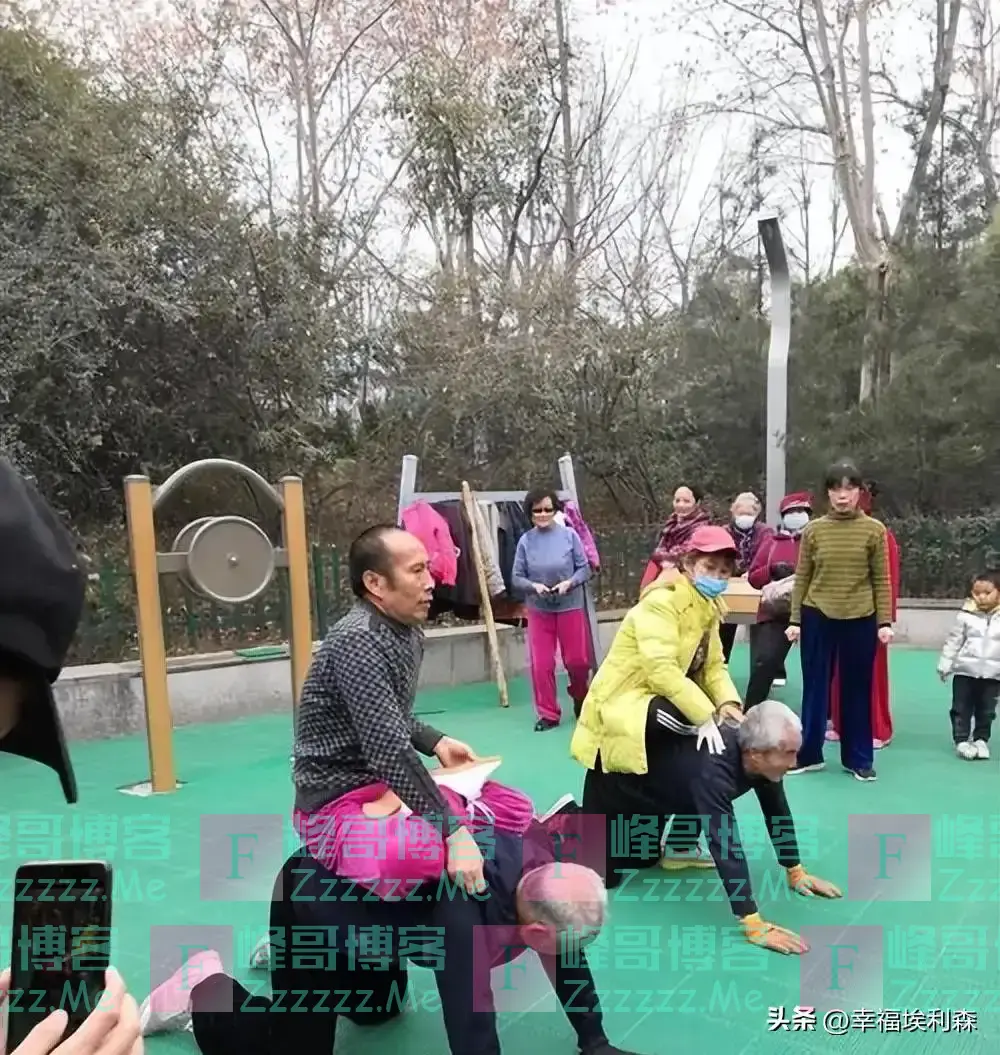 公园“老头乐”,5元抚摸、30元服侍,真是让人瞠目结舌!