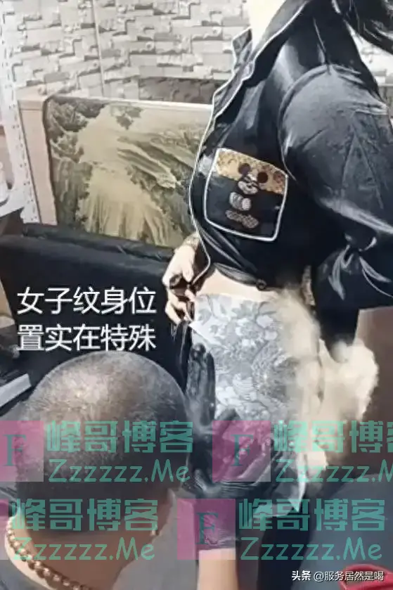 女子在大胯处纹身，毫不介意纹身师是男人，仅用一块布盖住半边身